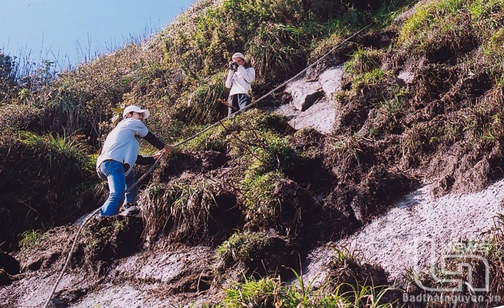 ファンシーパン山の頂上付近の高い崖は、ロープを使って登らなければなりません。