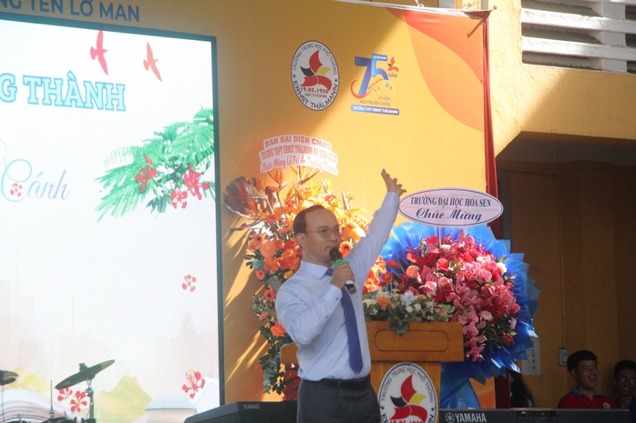 Hiệu trưởng gây sốt nhiều diễn đàn: Dáng vẻ cố gắng của các em là điều tuyệt vời nhất!- Ảnh 2.