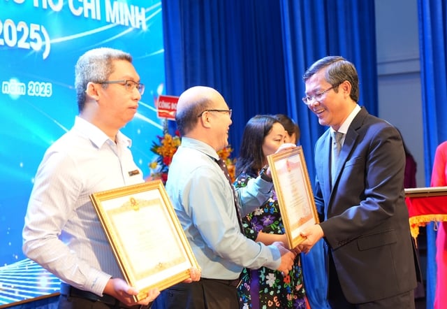 Thứ trưởng Bộ GD-ĐT Nguyễn Văn Phúc dự kỷ niệm 35 năm thành lập trường cũ - Ảnh 1.