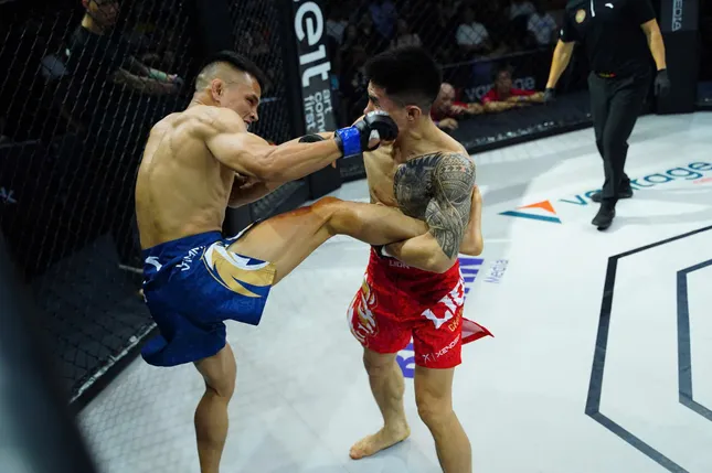 Lê Văn Tuần giành đai vô địch LION Championship nhờ đòn đá thần sầu knock-out Phạm Văn Nam ảnh 1