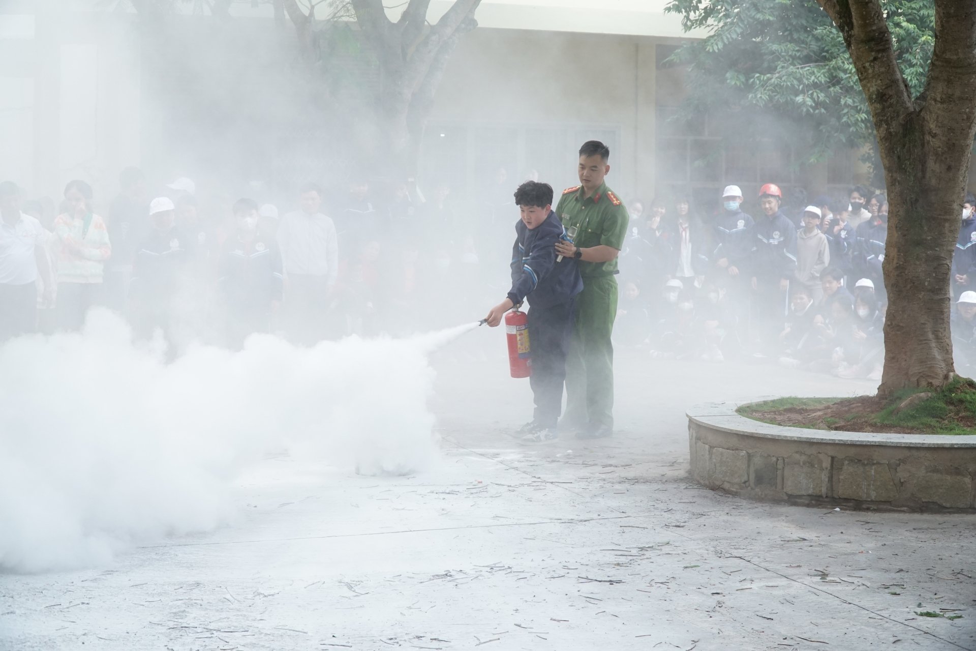Cán bộ, chiến sĩ hướng dẫn sử dụng bình chữa cháy xách tay trong tình huống mô phỏng rò rỉ gas