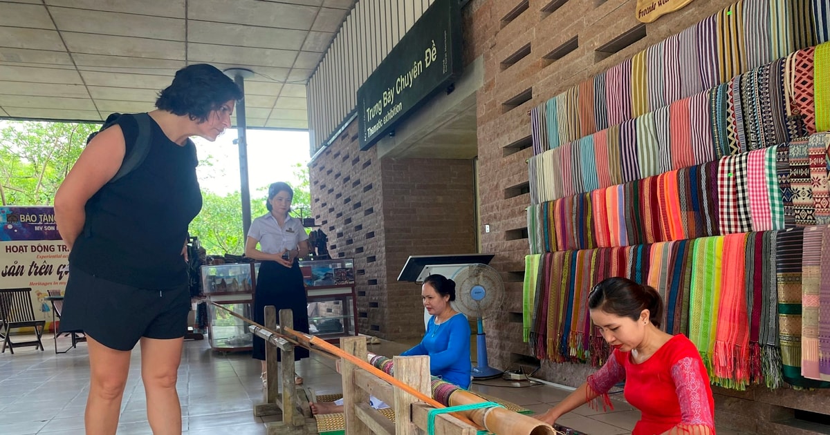 Đến Mỹ Sơn trải nghiệm dệt thổ cẩm Chăm