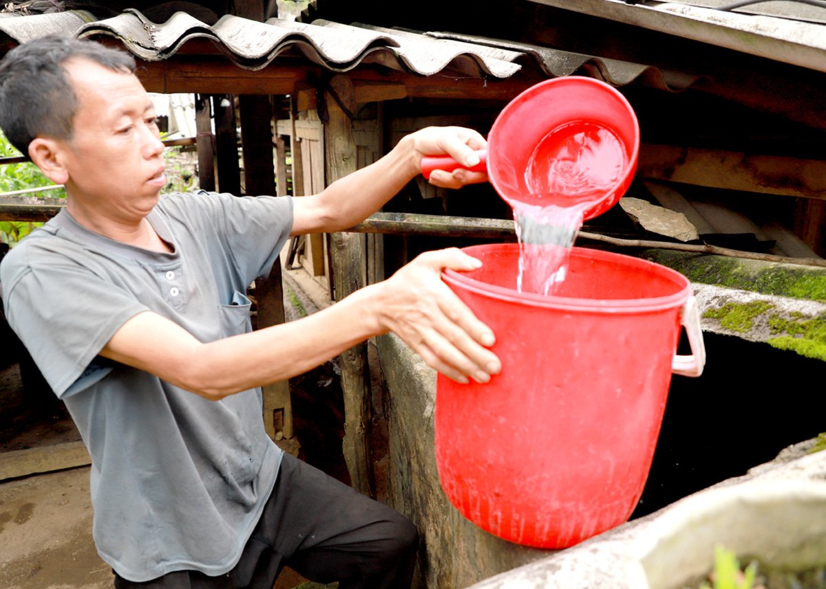 Anh Hầu Mí Vàng, thôn Pải Chư Phìn sử dụng nước mưa phục vụ sinh hoạt.