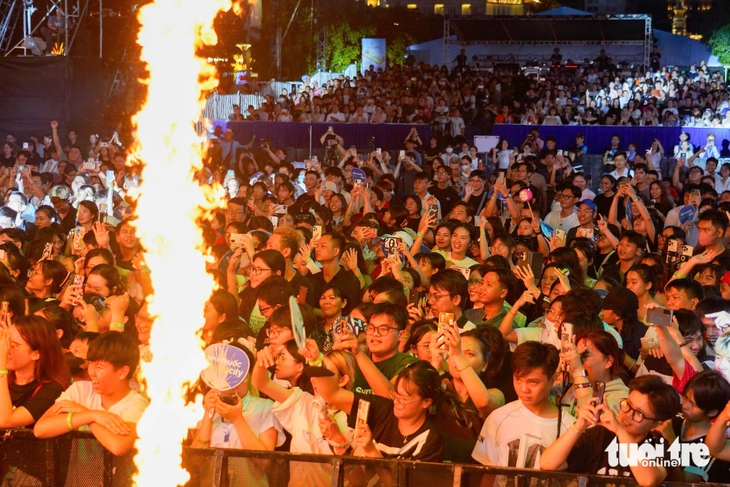Hàng ngàn khán giả 'cháy' cùng E-Concert với các Anh trai, Em xinh say hi - Ảnh 16.