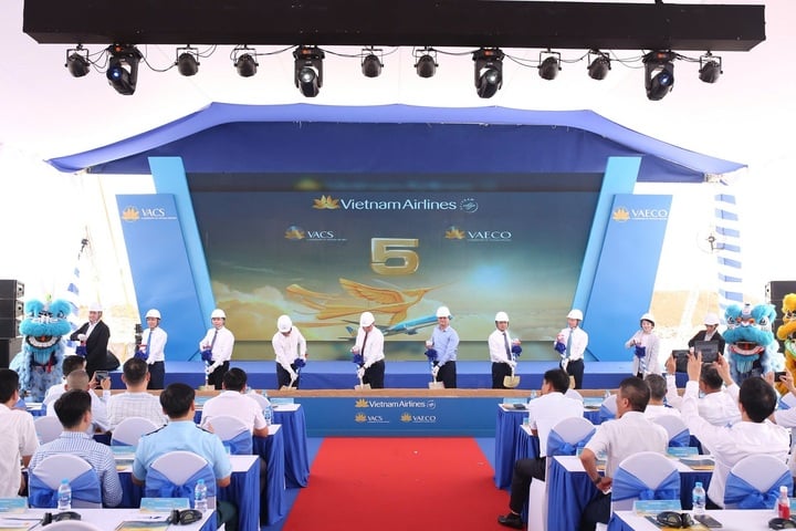 Các đại biểu khởi công dự án.