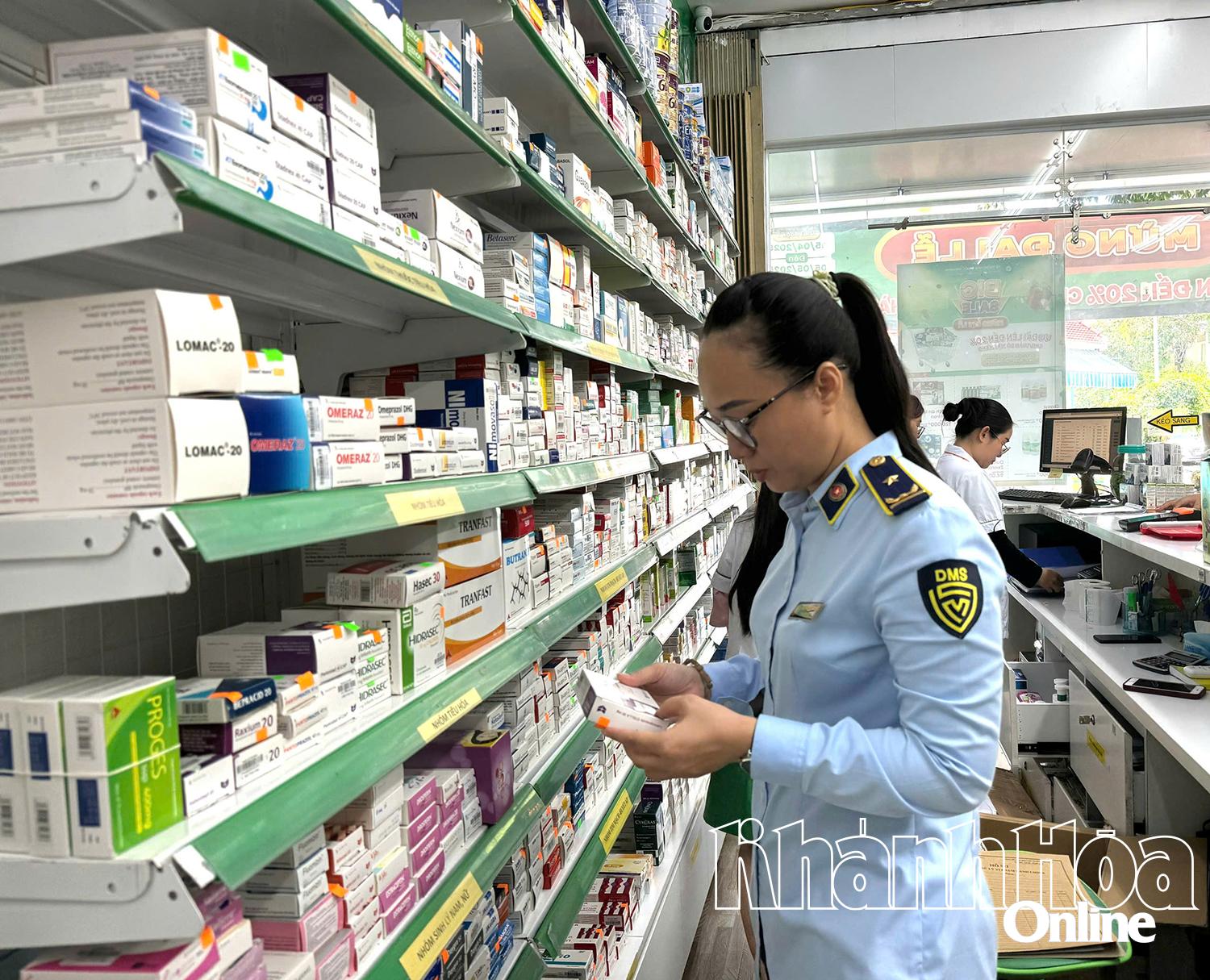 Lực lượng Quản lý thị trường tỉnh kiểm tra tại một cơ sở kinh doanh thuốc ở Nha Trang