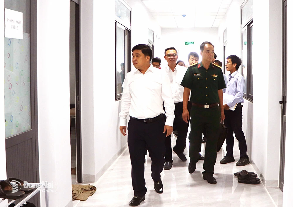 Le projet devrait répondre aux besoins de logement des fonctionnaires de Binh Phuoc. Le vice-président du Comité populaire provincial a chargé le ministère des Finances de présider rapidement l'étude et d'envisager la conversion des fonctions, les réparations et les modernisations. Le vice-président du Comité populaire provincial, Ho Van Ha, et le groupe de travail ont examiné le projet au siège du commandement militaire de la ville de Bien Hoa. Photo : N. Lien