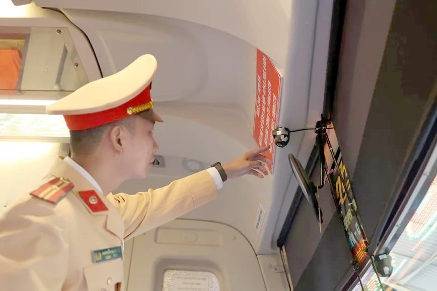 Cảnh sát giao thông kiểm tra camera giám sát hành trình trên xe khách.