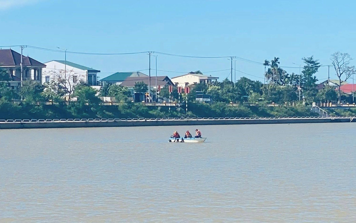 ស្រាវជ្រាវ​រក​និស្សិត​ប្រុស​សង្ស័យ​លង់​ទឹក​នៅ​ទំនប់​ទឹក​ប្រៃ​ក្នុង​ក្រុង Dong Ha