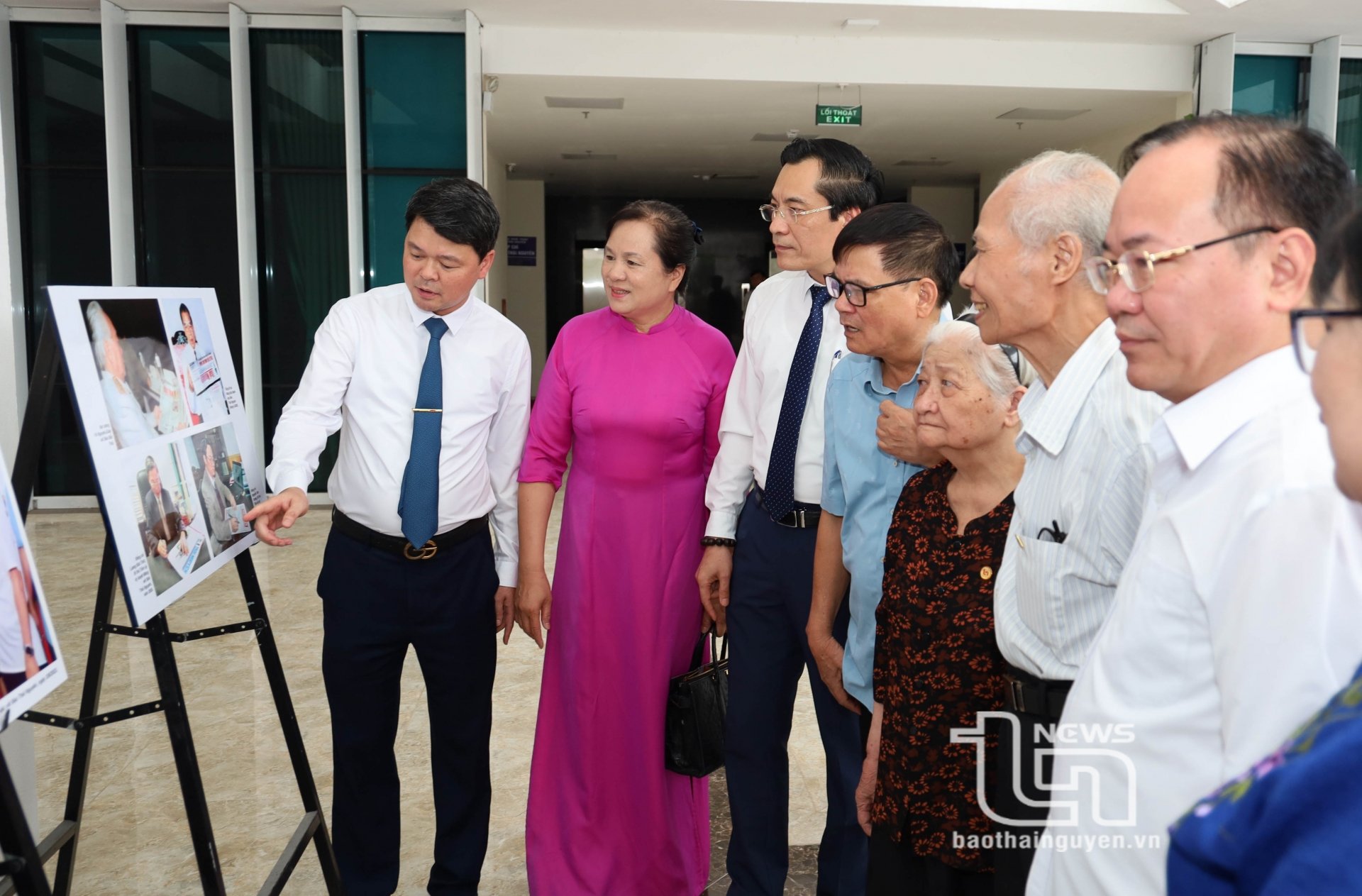 Các đại biểu tham quan Triển lãm ảnh nhân kỷ niệm 100 năm Ngày Báo chí cách mạng Việt Nam và kỷ niệm 63 năm Ngày thành lập Báo Thái Nguyên (25/8/1962-25/8/2025).