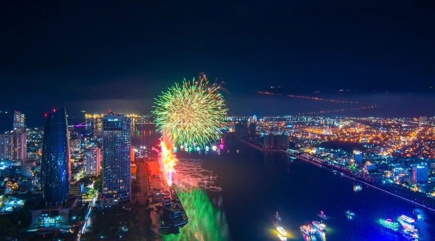 Série d'attractions touristiques avec feux d'artifice tout au long de l'été