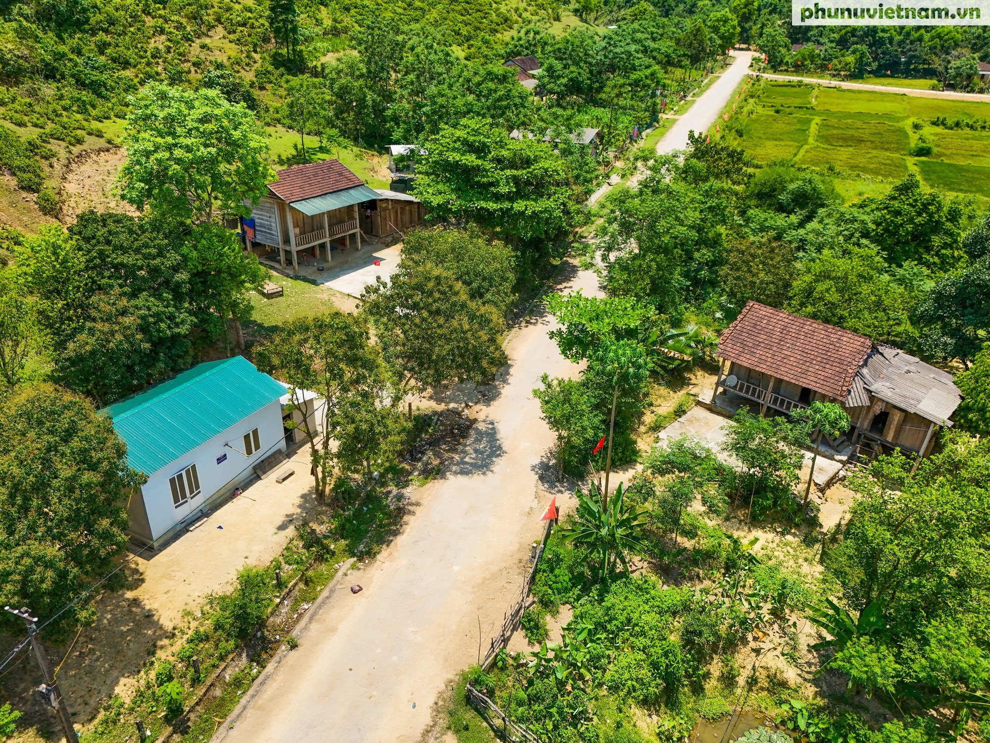 Đồng bào Chứt sẵn sàng đầu tư để tiếp cận thông tin - Ảnh 1.
