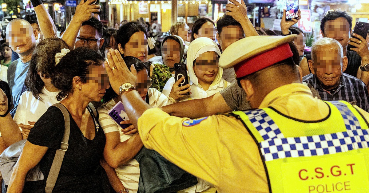 Police ask hundreds of tourists to leave train street cafe