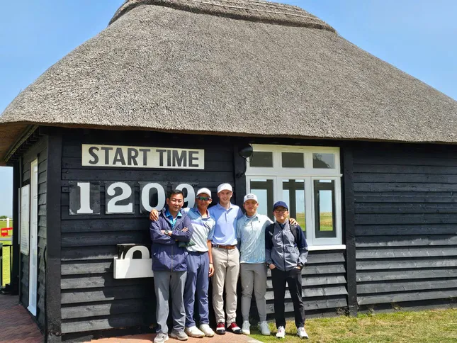 Nguyễn Anh Minh làm caddie trước ngày phát bóng lịch sử tại The Amateur Championship ảnh 4