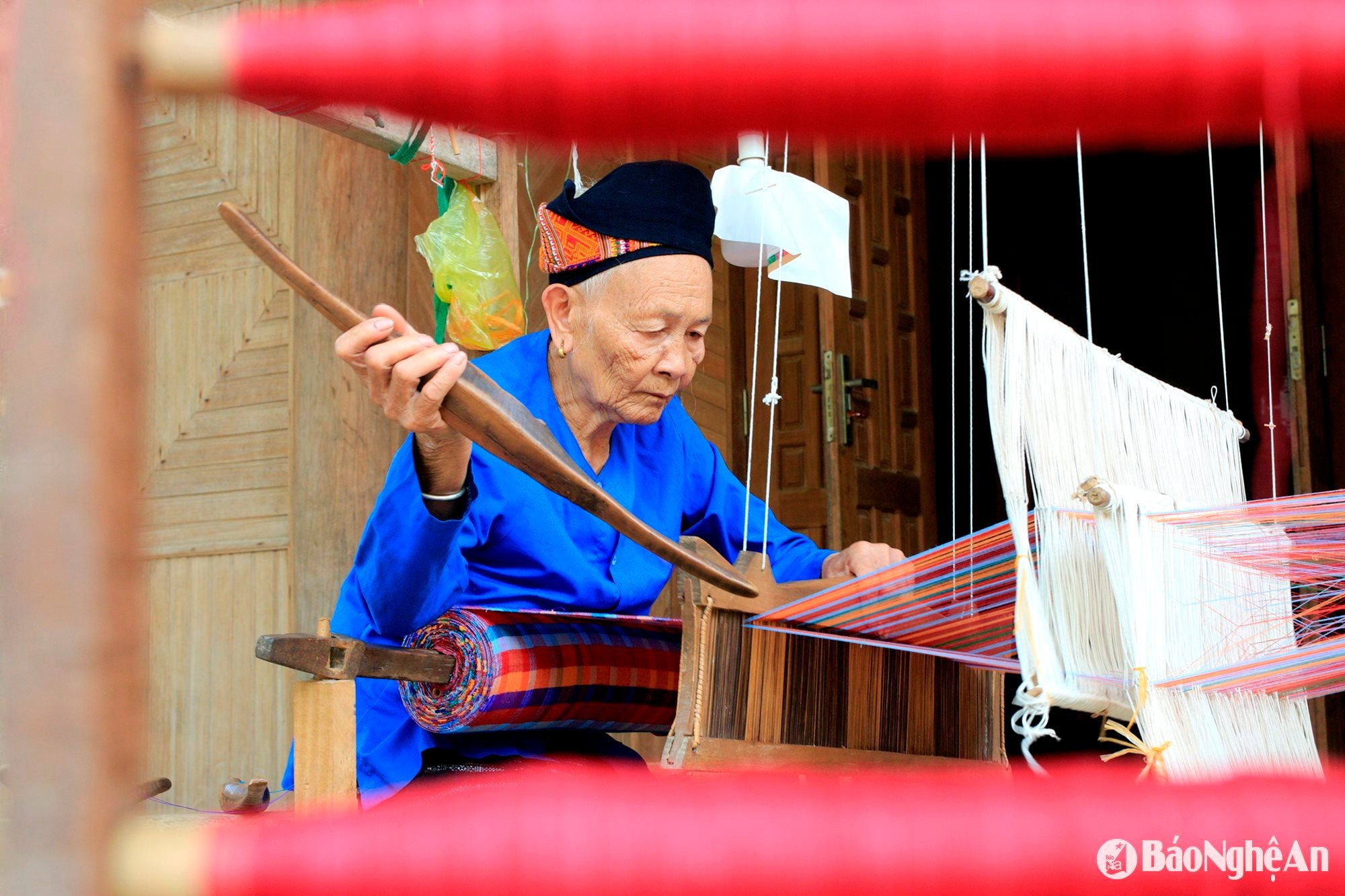 2. ជាមួយនឹងបទពិសោធន៍ជាង 55 ឆ្នាំ នាងបានបង្កើតផលិតផលរាប់មិនអស់ និងបង្រៀនអ្នកស្នងតំណែងជាច្រើនរបស់នាង។ រូបថត៖ Dinh Tuan 3. ថ្វីត្បិតតែមានវ័យចំណាស់ក៏ដោយ អ្នកស្រី Vi Thi Lien នៅតែឧស្សាហ៍រក្សាសិប្បកម្ម។ រូបថត៖ Dinh Tuan