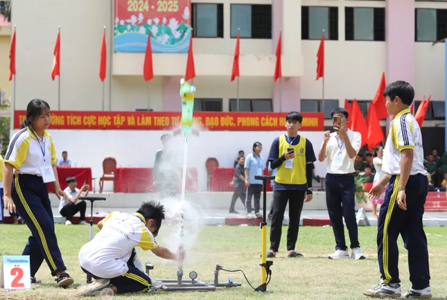 Xem học sinh TPHCM tranh tài 'khai hỏa' tên lửa nước ảnh 7