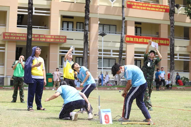 Xem học sinh TPHCM tranh tài 'khai hỏa' tên lửa nước ảnh 6