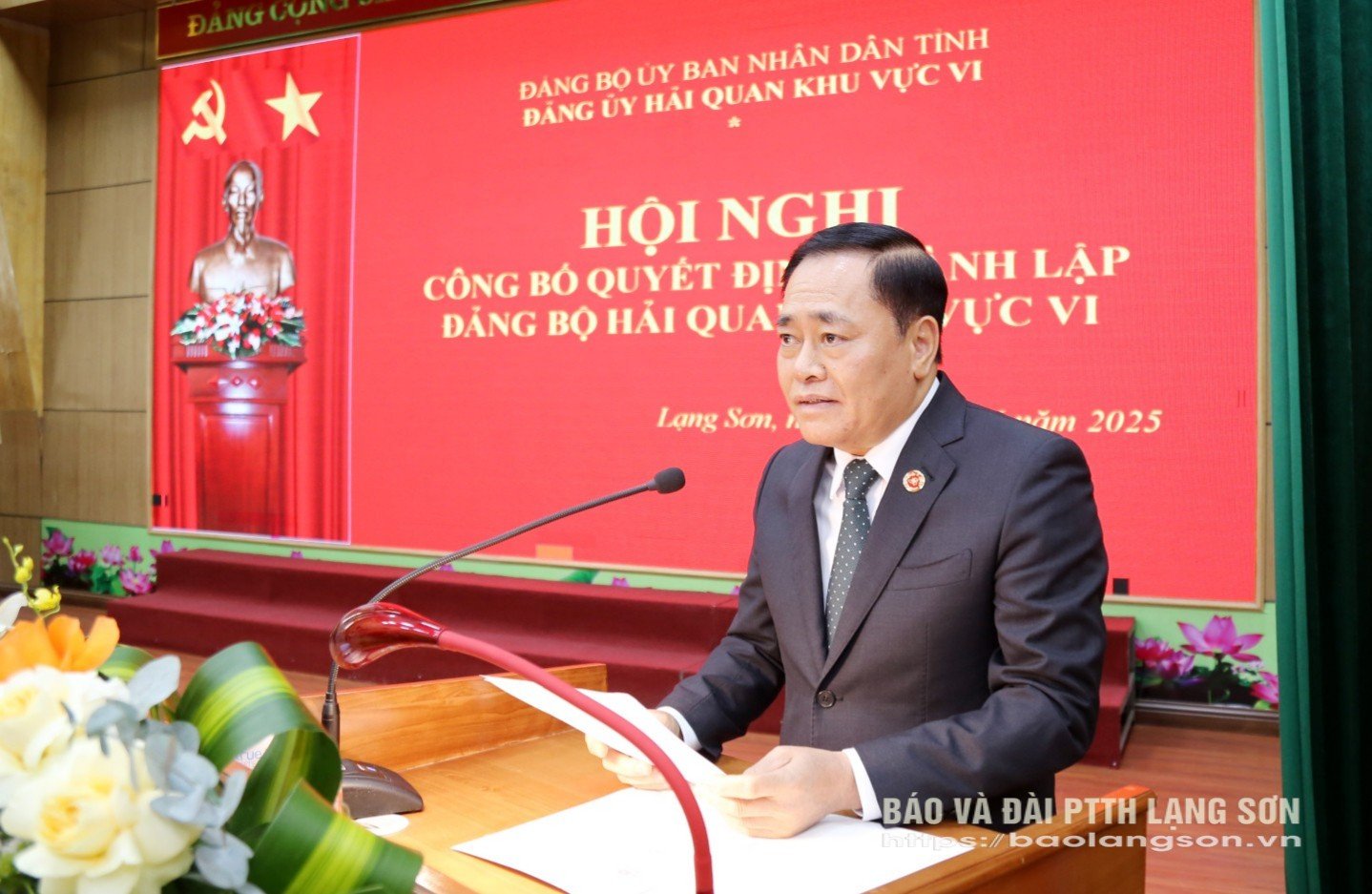 Le camarade Ho Tien Thieu, secrétaire adjoint du Comité provincial du Parti, secrétaire du Comité provincial du Parti et président du Comité populaire de la province de Lang Son, a pris la parole lors de la conférence.