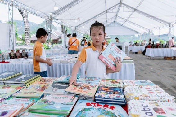 Trong bối cảnh công nghệ, việc giữ gìn và phát huy giá trị sách in đối với bạn đọc trẻ tuổi càng trở nên quan trọng hơn bao giờ hết.