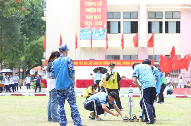 Xem học sinh TPHCM tranh tài 'khai hỏa' tên lửa nước ảnh 2