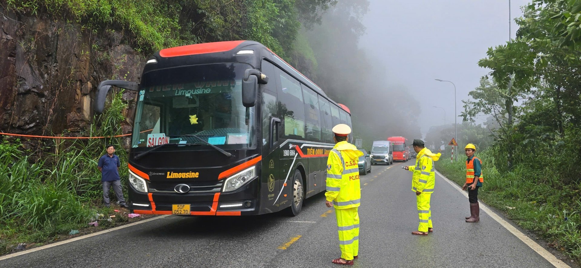 CSGT trực tiếp điều tiết tại hiện trường