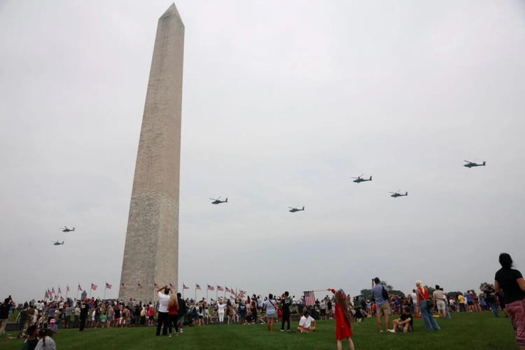 Đội hình trực thăng bay qua Tượng đài Washington trong sự chứng kiến của đông đảo người dân.