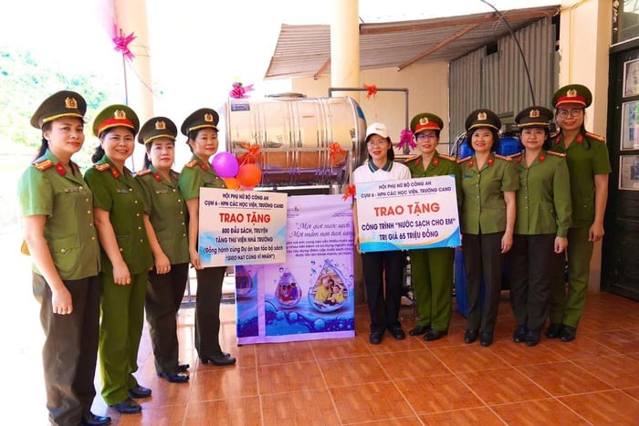 Mang nước sạch và lan tỏa bộ sách "Gieo hạt cùng vĩ nhân” đến trẻ em dân tộc thiểu số ở Điện Biên- Ảnh 2.