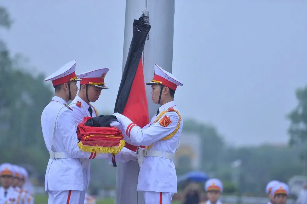 ពិធីបញ្ចុះទង់ជាតិ ក្នុងពិធីបុណ្យសពជាតិ។ រូបថត៖ DO TRUNG