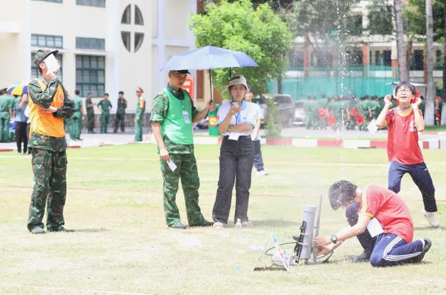 Xem học sinh TPHCM tranh tài 'khai hỏa' tên lửa nước ảnh 11