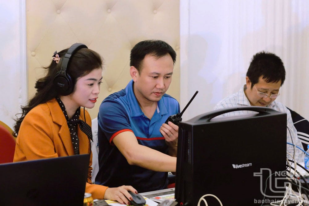 Nhà báo Ngọc Linh cùng ekip thực hiện chương trình truyền hình.