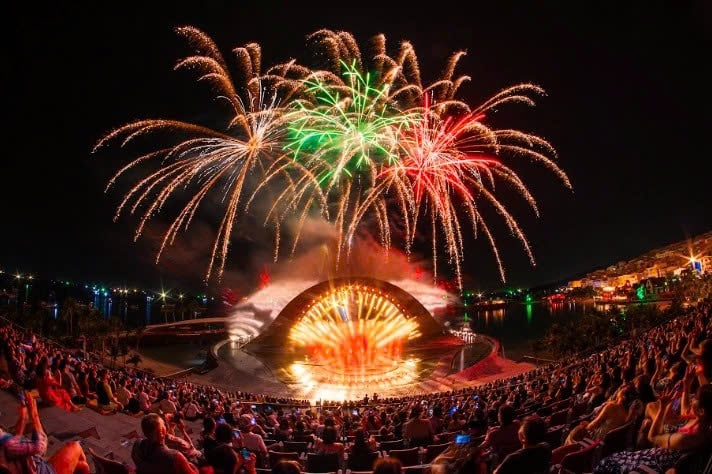 Série d'attractions touristiques avec feux d'artifice tout au long de l'été