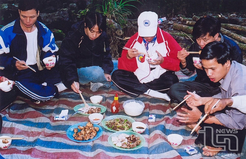 グループは森の中で夕食をとった。