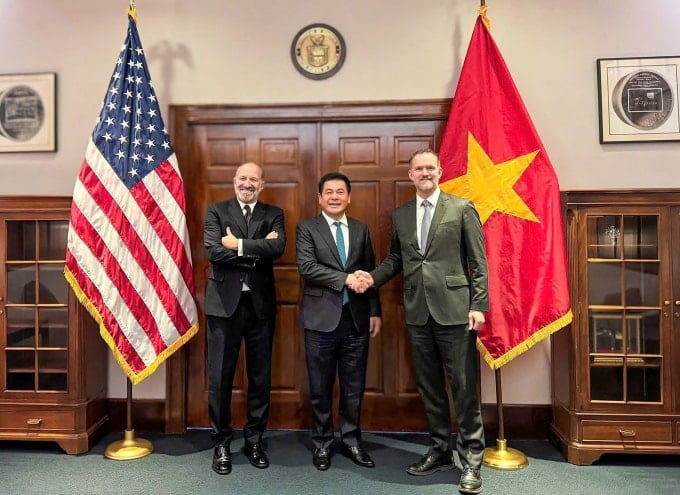 Bộ trưởng Nguyễn Hồng Diên tại phiên đàm phán tay ba với Bộ trưởng Thương mại Mỹ Howard Lutnick và Đại sứ Jamieson Greer, Trưởng Đại diện Thương mại Mỹ, ngày 12/6. Ảnh: MOIT