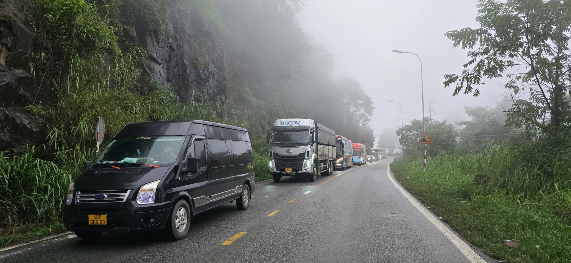 Đông phương tiện xe tải xe khách cả 2 chiều lên xuống
