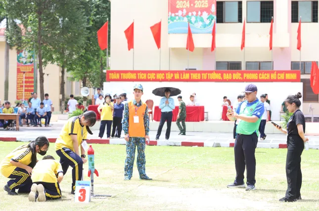 Xem học sinh TPHCM tranh tài 'khai hỏa' tên lửa nước ảnh 1