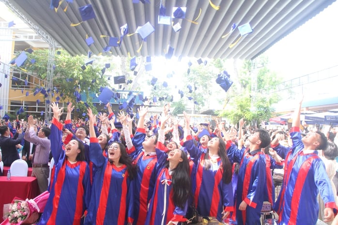Hiệu trưởng gây sốt nhiều diễn đàn: Dáng vẻ cố gắng của các em là điều tuyệt vời nhất!- Ảnh 1.