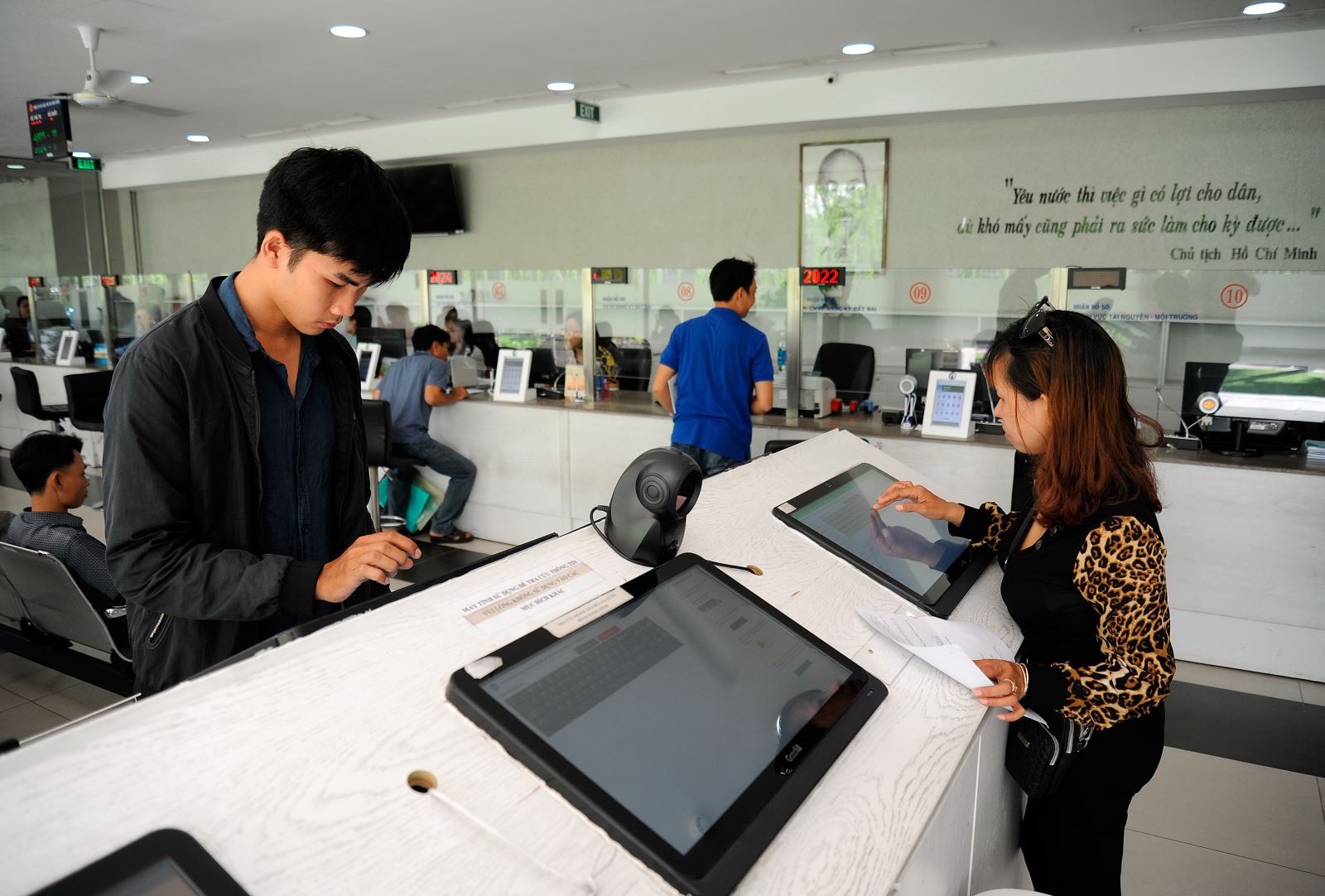 Người dân tìm kiếm thông tin, đăng ký hồ sơ nhà đất tại UBND Quận 12.