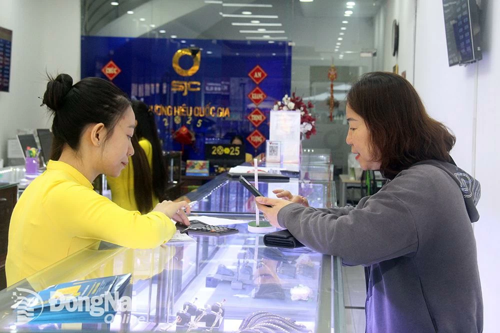 Người dân tham khảo giá vàng tại một trung tâm kim hoàn ở thành phố Biên Hòa. Ảnh: Hải Quân