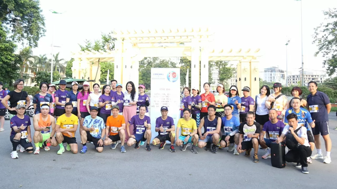 Giải chạy hướng ứng, quảng bá giải chạy trực tuyến “Hành trình từ 50 năm đến 80 năm – Ngoại giao Việt Nam với các mốc son lịch sử” tại công viên Thống Nhất. (Ảnh: Thành Long)