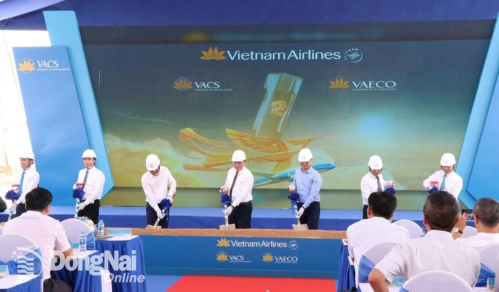 ប្រធានគណៈកម្មាធិការប្រជាជនខេត្ត លោក Vo Tan Duc និងគណៈប្រតិភូបានអញ្ជើញបើកការដ្ឋានសាងសង់គម្រោង។ រូបថត៖ Pham Tung