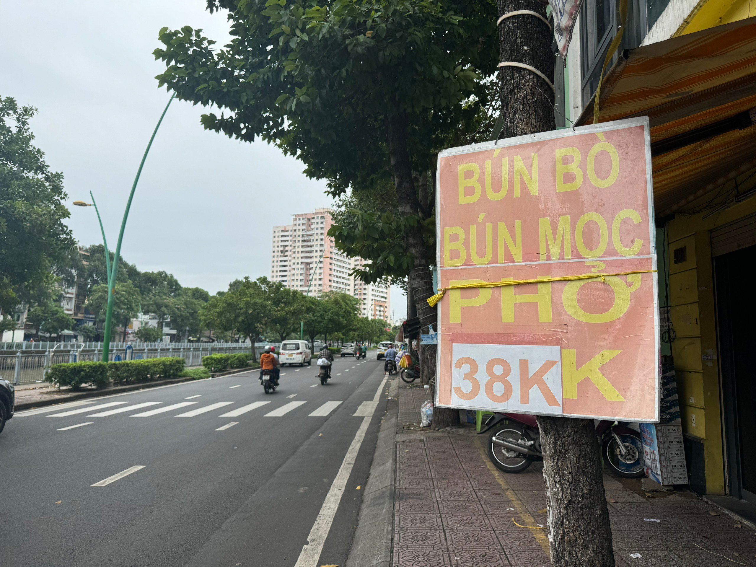 Chủ quán TP.HCM 'đau đầu' chuyện tăng giá: Người âm thầm lên giá, người đắn đo - Ảnh 1.