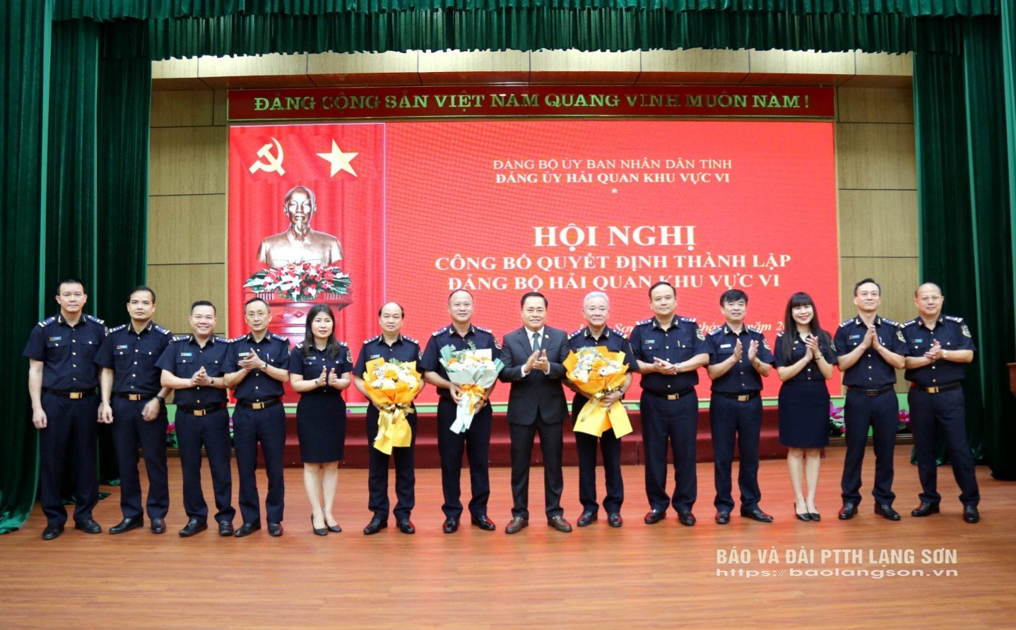 Le camarade Ho Tien Thieu, secrétaire adjoint du Comité provincial du Parti, secrétaire du Comité du Parti du Comité populaire provincial, président du Comité populaire provincial de Lang Son, a offert des fleurs au Comité exécutif du Comité du Parti des douanes de la VIe région, mandat 2020-2025.