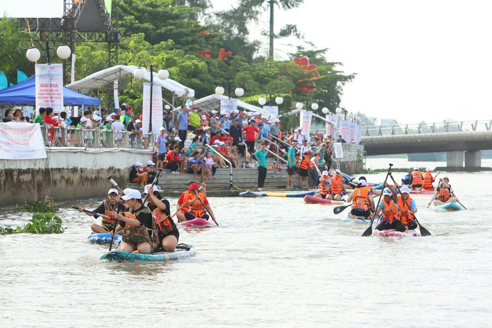 Nearly 500 athletes participate in the Can Tho City Open SUP Boat Race - photo 1