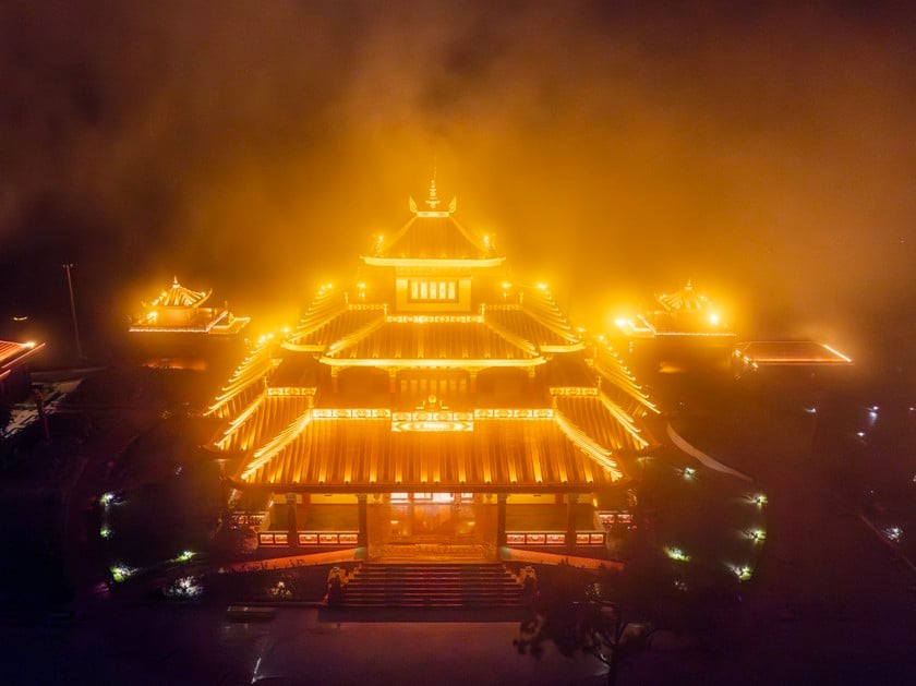 Samten Hills Dalat lung linh về đêm.