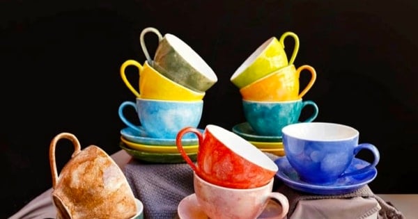 Mehrfarbig marmorierte Cappuccino-Keramiktasse trägt dazu bei, den Kaffee zu ehren