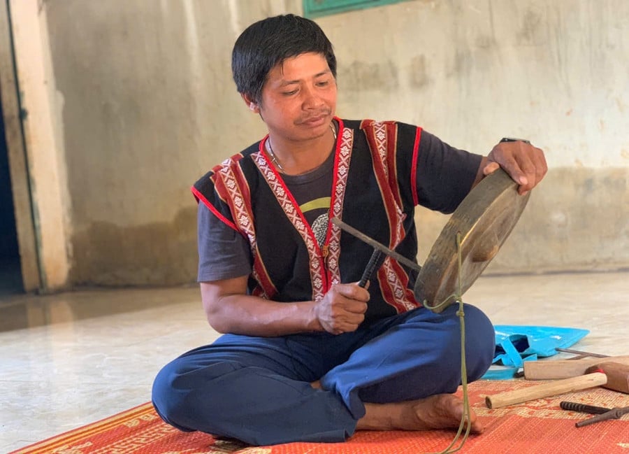 anh-ro-cham-van-nguoi-duy-nhat-o-lang-bo-biet-chinh-chieng-anh-rh.jpg