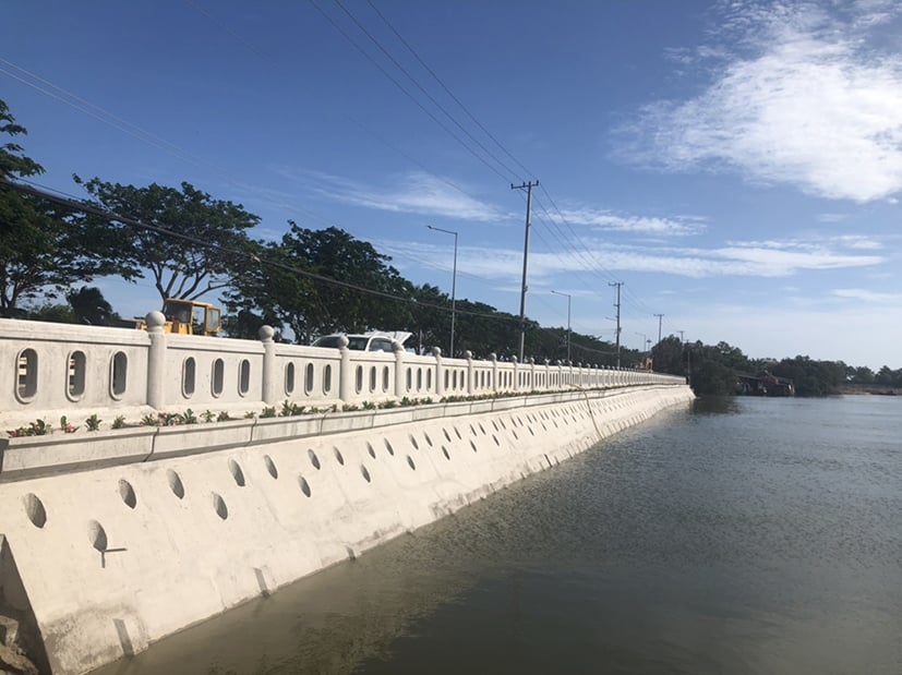 Công ty CP Khoa học - Công nghệ Việt Nam (Busadco) xây dựng kè chắn sóng sông Dinh để ngăn chặn nguy cơ sạt lở đất.