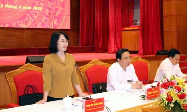 Bà Trịnh Thị Minh Thanh - Phó Bí thư Thường trực Tỉnh ủy Quảng Ninh, Chủ tịch HĐND tỉnh, phát biểu tại hội nghị.