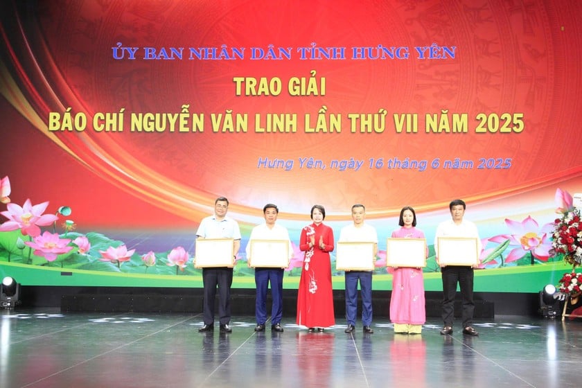Trưởng Ban Tuyên giáo và Dân vận Tỉnh ủy Hưng Yên Quách Thị Hương trao Bằng khen của Chủ tịch UBND tỉnh cho các tác giả, nhóm tác giả có tác phẩm đoạt giải A.