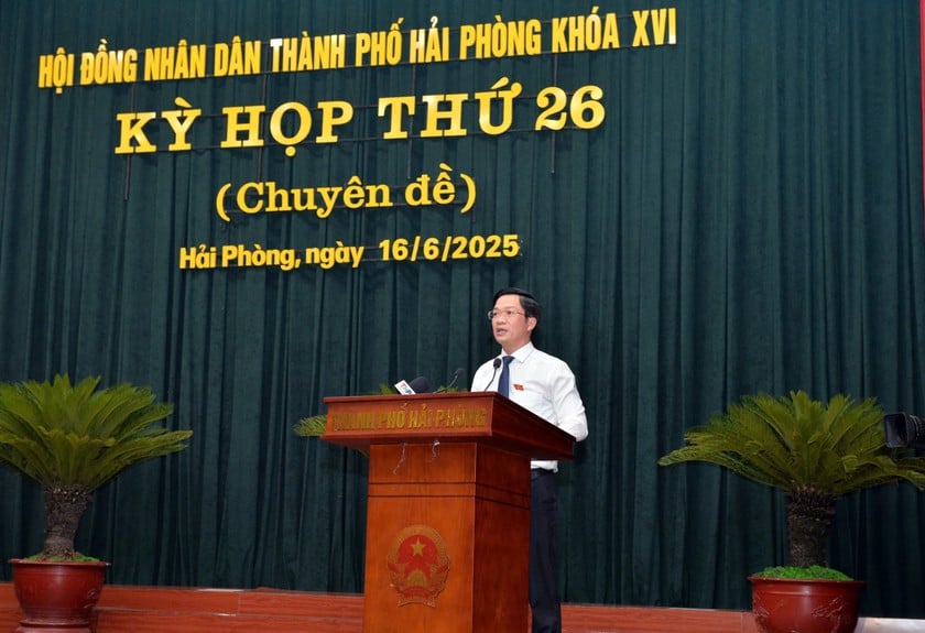 Chủ tịch HĐND TP Phạm Văn Lập phát biểu tại kỳ họp.